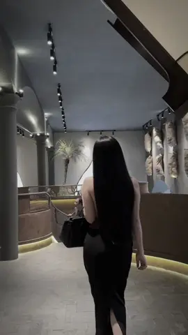 Ngưng cười đi em,rồi họ cũng bỏ rơi em thôi,mong em tỉnh táo.