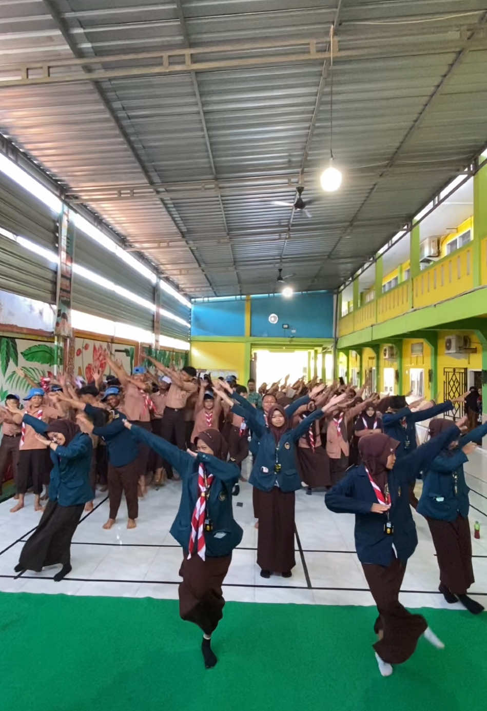Kegiatan MPLS hari kelima diisi dengan penyuluhan dari BNN Kabupaten Lumajang yang mengangkat tema “Bahaya NAPZA bagi Masa Depan Bangsa”. Pemateri memberikan wawasan mendalam mengenai dampak negatif NAPZA terhadap kesehatan, pendidikan, dan masa depan generasi muda, serta pentingnya menjaga diri dari pengaruh buruk lingkungan. Penyuluhan ini bertujuan membangun kesadaran dan keteguhan sikap siswa dalam menjauhi narkoba. Kegiatan ditutup dengan Pentas Kreasi Siswa, yang menampilkan beragam bakat seni dari peserta didik baru, mulai dari tari, musik, hingga drama. Pentas ini menjadi wadah ekspresi positif sekaligus mempererat kebersamaan antar siswa dalam suasana yang menyenangkan dan inspiratif. #mpls #mplsharike5 #bnn #bnnkabupatenlumajang #smkbisa #smkhebat #smkbisahebat 