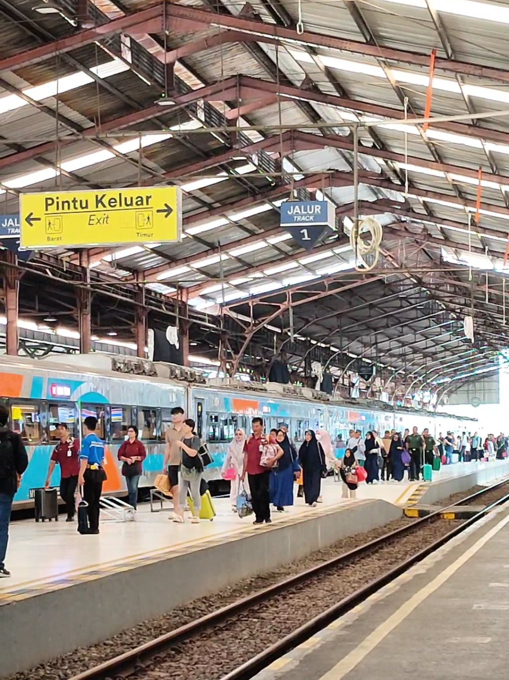 THE REAL ANAK EMAS | Ramai Nya Calon Penumpang Kereta Api Taksaka Di Stasiun Purwokerto #keretaapikita #keretaapiindonesia #purwokerto 