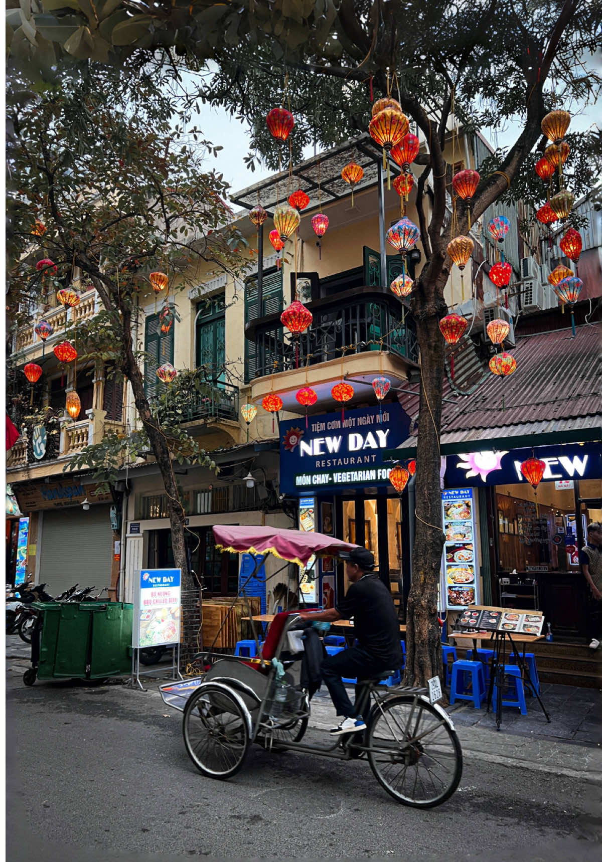 Just hearing this sound, you know the Vietnamese dish is going to be delicious 😁 📍Ho Chi Minh City, Vietnam. 👉🏻 Follow me for more beautiful moments of Vietnam 🇻🇳 ___________________ #vietnamesefood #vietnamfood #vietnamculture #saigon #hochiminhcity #vietnamtrip #visitvietnam #vietnamtravel #vietnam 