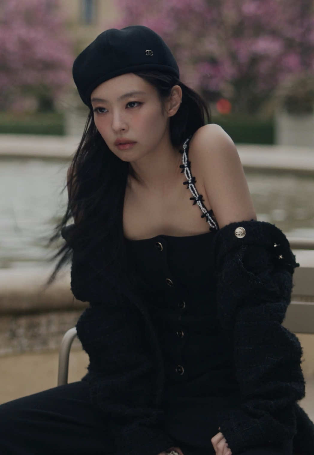Oh it’s Jennie in Paris! Here, a very special behind-the-scenes of the #Blackpink member’s shoot for Chanel’s fall/winter 2025-2026 pre-collection campaign with Craig McDean. #VogueSingapore