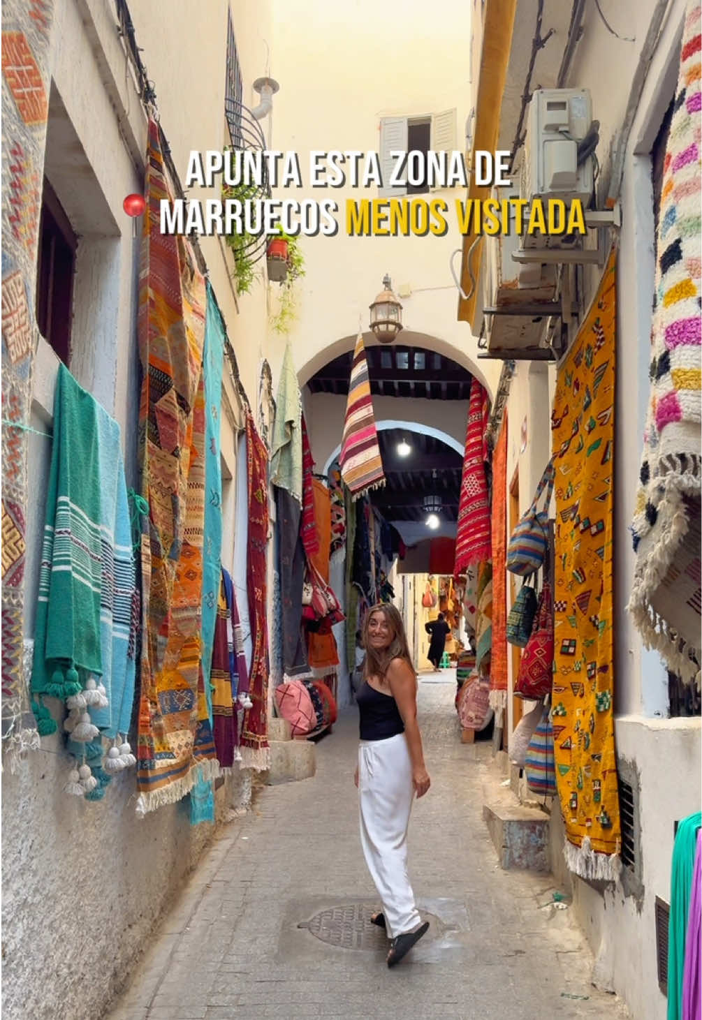 Guía para conocer el Norte de Marruecos 🇲🇦  📍Qué ver en Tánger: 🔹 Medina y zocos llenos de vida 🔹 🧿 Calle secreta azul (tipo Chaouen) cerca del Petit Socco 🔹 🌊 Grutas de Hércules + Playa Achakar 🔹 🐾 Paseo marítimo y zona moderna 🔹 ☕ Té con vistas en el mítico Café Hafa 🍴 Dónde comer con vistas: 🥗 L’Ocean – pescado fresco frente al mar 🍽 La Muralla – cocina local y auténtica 🌿 Le Salon Bleu – terraza con vistas preciosas 🍹 Cala del Mar – chiringuito con zumos naturales muy ricos Todos son #petfriendly 🐾❤️ 📍Qué ver en Asilah: 🎨 Medina amurallada llena de murales  🌅 Atardecer desde el Muro del Mar 🎭 Festival Cultural (julio/agosto) 🐟 Pescado fresco en el paseo marítimo 🏖 Playa Paradise  🫖 Café Daya para ver atardecer con té de menta y vistas al océano Atlántico. 📍Qué ver en Chefchaouen: 🔹 Calles, puertas y rincones azules 🔹 🕌 Plaza Uta el-Hammam 🔹 🌄 Subida a la Mezquita Española para ver atardecer  🔹 💧 Fuente natural Ras el-Ma 🔹 🛍 Artesanía y productos locales 🚗 ¿Cómo moverte? 🛣️ Tánger → Asilah • 40 min | 🚆 Tren ONCF o 🚖 Taxi privado  🛣️ Tánger → Chaouen • 2h 30 min | 🚗 Coche o 🚖 Taxi • 4h | 🚌 Bus CTM/ALSA  🚐 Excursiones organizadas, donde no tendrás que preocuparte de nada.   #tanger #travel #dogsofinstagram               