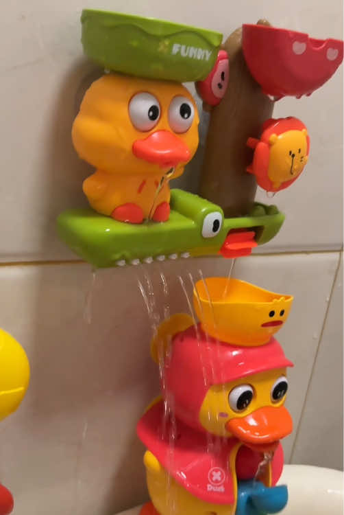 Cute little yellow duck bath toy#childrentoy #cooltoys #toys #watertoys #summertoys #bathtoys #bathfun #tiktokshopfinds#momtok