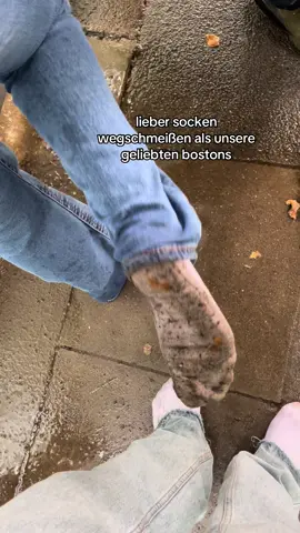 es war so eklig 😭 #sockensindnichtmehrtrocken #sommerwetter #hamburgerwetter #ekligerregen #birkenstockssindheilig #uwu #sockenwurdenweggeschmissen 