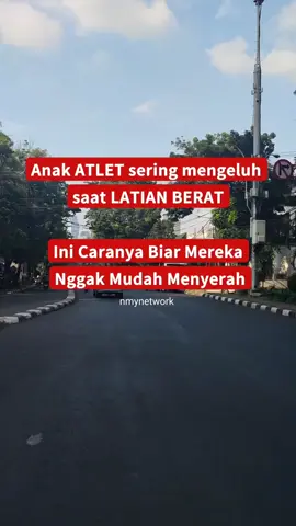 Mami… aku capek… ngapain sih harus latihan tiap hari?” Kalimat itu keluar dari anakku minggu lalu. Padahal biasanya dia semangat banget berenang.  Tapi hari itu… dia beda. Aku ingat:  anak-anak juga manusia.  Punya batas lelah, punya emosi, dan yang paling penting mereka belum tahu kenapa harus berjuang. 💡 Ternyata, saat anak merasa dipahami dan dilibatkan, semangatnya balik perlahan. 🌟 Bukan berarti mereka lemah. Mereka cuma butuh alasan kuat untuk terus jalan. Kalau kamu juga punya anak atlet yang kadang mulai cari alasan, kasih waktu buat dengerin keluh kesahnya. Ubah cara komunikasinya. Libatkan mereka dalam tujuan. Bikin latihan lebih fun, bukan sekedar menjalankan kewajiban. 🎯 Karena seperti kata riset (García-Rubio, 2020 & Li, 2021): Anak-anak akan berusaha lebih keras kalau mereka paham tujuan dan merasa dilibatkan dalam prosesnya. #swimming #renang #motivasiatlet #parentingtips 