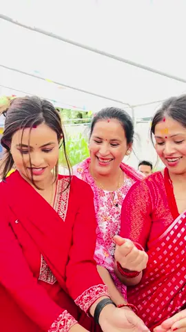 बेलायत पुजामा कसार बटार्दै हामी @Menuka kandel @Luxmi Regmi #renukabhattarai #narenuka @Naren Ghimire 