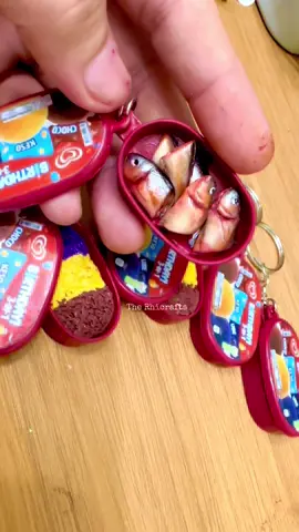 Ma Anong ulam?? ang pambansang lagayan😂 Isa ka din ba sa na wow mali sa lagayan ng ice cream na to? @selectaphilippines  Naalala ko nung bata pa ako tuwing mag bubukas ako ng ref namin akala ko binilhan kami ng mama ko ng ice cream pero pag bukas namin kung hindi baboy ang laman e madalas ay isda. kaya simula non pag nakakakita na ko ng lagayan ng ice cream sa ref di na ko masyado na eexcite dahil alam ko naman na niloloko ko lang ang sarili ko at malamang ulam nanaman ang laman  di ko naman masisi ang magulang ko dahil nga naman sa tibay niyo e kahit ano pang ilagay mo e ayos na ayos dahil bukod sa ulam pati mga sinulid at karayom😂 ikaw anong kwentong isda este selecta mo? . . . . . . .  #selectaminiature #miniatureicecream #miniatureselecta #miniselecta #minifoodkeychain #foodchicakeychain #customizedkeychain #handmadekeychain #claykeychain #keychain #viralkeychain #SnackKeychain #MiniSnackKeychain #RealisticKeychains #MiniFoodKeychain #ChichiryaKeychain  #CondimentKeychain #CuteKeychainsPH #BagCharmPH #SnackCollectibles #MiniatureLover #KawaiiKeychains #FoodieKeychain #PinoyCollectibles #KeychainAddictPH #KeychainSalePH #MiniSnackPH #customkeychains 
