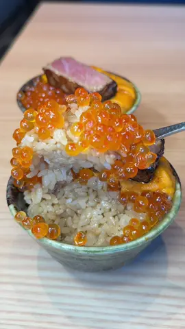 肉を焼かない焼肉 ◎ 至福の三色丼(コースの中の一品) …赤酢シャリでつくられたウニ、いくら、マグロの３つがのった綺麗な三色丼 東京でバズってる焼うお いし川さんが 7月18日キャナルシティ博多に新グルメストリート「KUOHKA（くおうか）」で食べることができます✨ 【店舗】焼うお いし川 【住所】キャナルシティ博多 グランドビルB1F 【アクセス】櫛田神社駅から徒歩5分 【営業時間】11:00-23:00 【定休日】不定休 【予算】¥10,000- ↓東京の店舗はこちら 【店舗】焼うお いし川 六本木凛華楼 【住所】東京都港区六本木６丁目２−５ GEMS六本木 5F 【アクセス】六本木駅から徒歩5分 【営業時間】17:00-0:00 【定休日】不定休 【予算】¥10,000- 【Seafood Donburi】 The Blissful Three-Color Donburi (a featured dish in our course) A beautiful three-color bowl topped with uni, salmon roe, and tuna, all served on red vinegar rice. Starting July 18th, you can enjoy this at Yakiuo Ishikawa, a popular restaurant in Tokyo now buzzing on social media, at the new gourmet street 