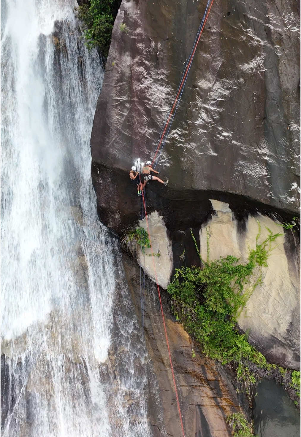 antara abseiling tertinggi yang pernah saya buat (303meter)sampai harini masih tak percaya  saya pernah duduk tengah ii tu🥹.tq my team you all the best @محمد رزمان بن مات نووي @Hamdanhamid @sulong 43 @𝓘𝓼𝓴𝓪𝓷𝓭𝓪𝓻 𝓪𝓶𝓪𝓻 @Wan zonnum @Nusi_53 @Ajiey KS #jelawangwaterfall #waterabseiling #canyoning #traintodabong 