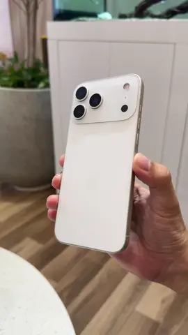 Trên tay iPhone 17 ProMax 🫣🫣 #hieutom 
