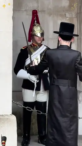Please respect them.#thekingguard #bukinghampalace #peterellis #horseguardsparade #kingsguards #royalfamily #jew #foryou #viral #viralvideo#usa 