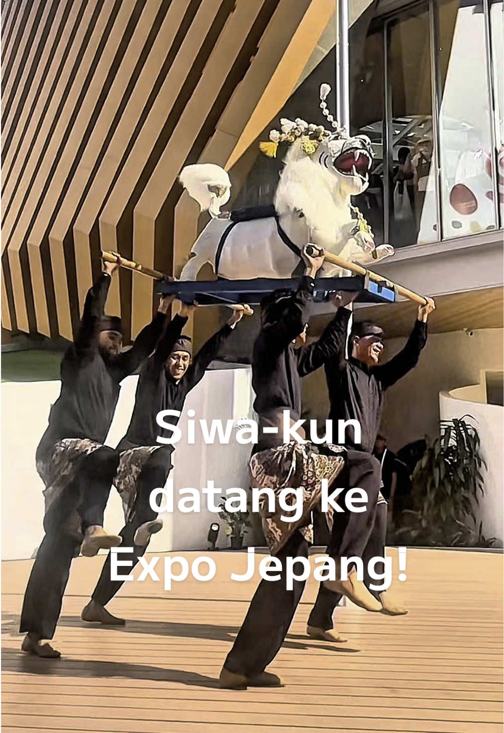 Yang mau full video nya  Tulis mau.. di komen ya🥰 Namanya singa ini Siwa🦁 ライオンの名前は、シワ✨ Waktu itu semua penonton  seru-seruan bareng panggil: “Siwa-kun~!” お客様みんなで一緒に「シワ君」って呼んでみた🥰 This performance from West Jawa. インドネシア・西ジャワ州のパフォーマンスです🎭 Sisingaan by Sadulur Group 2025年28、29日 #sisingaan #budayasunda #Indonesiabanget #sundapride #expoosaka #expo2025osaka #expo2025 #indonesiapavilion #paviliunindonesia #インドネシアパビリオン #インドネシア #インドネシア大好き #ヨヤクナシデス #大阪関西万博 #インドネシア語 #mcasami #asami #MCjepang #sadulurgroup #マルチリンガルmc #予約ナシデ 