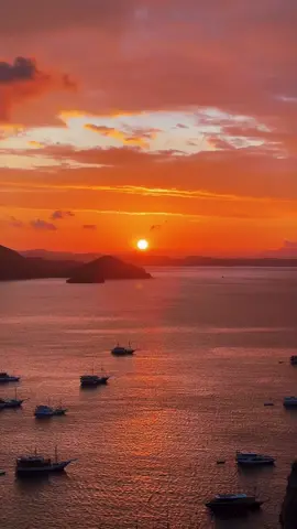 Dari sudut manapun. Labuan Bajo tetap kota seribu sunset 🔥 #fypage #labuanbajo #fyppppppppppppppppppppppp #nttpride🏝🔥 #sunset 