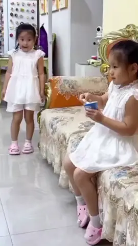 只要姐姐一出招,妹妹的冰激凌又保不住了!双胞胎