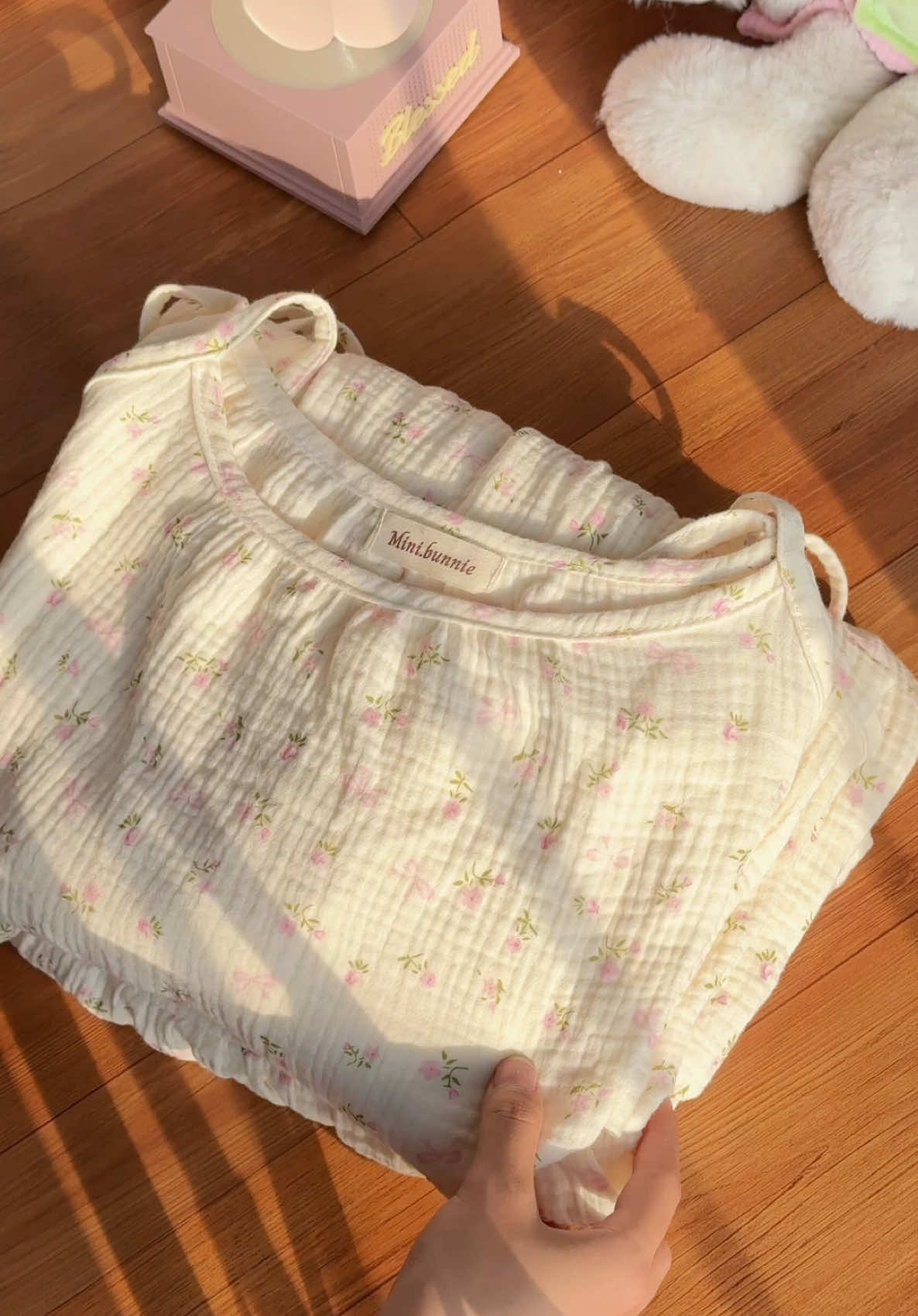 Nhẹ nhàng như làn mây – ghé Mini.bunnie chọn một bộ đồ xô muslin xinh xắn, mềm mại cho những ngày thật dịu dàng 🫧