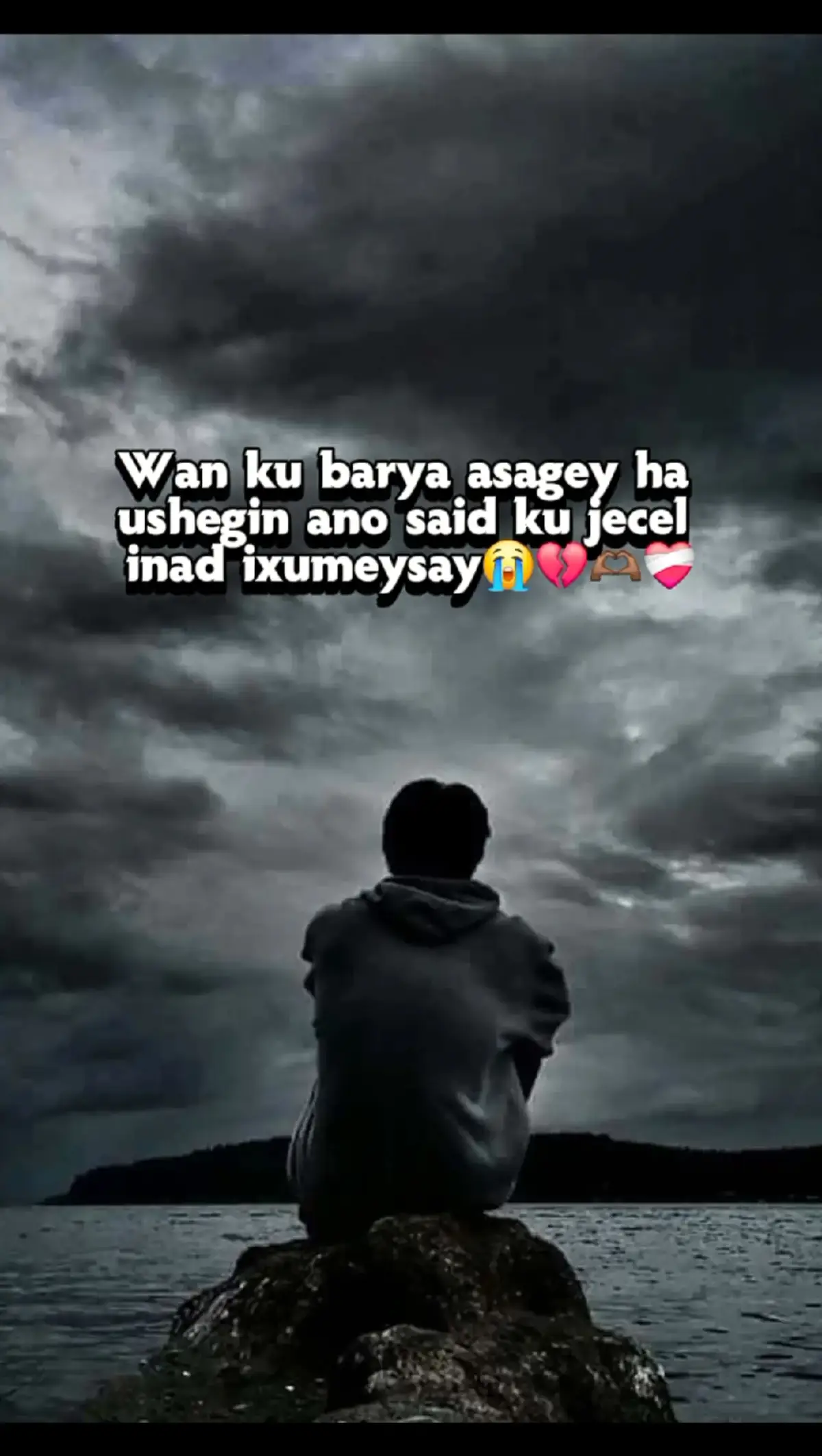 ->Waayaha laabtaadda ku hayso... :Qof walba wuxuu la kulmaa waqti uu laabtaada wax ka qarsoomo, ay adkaato in la fahmo waxa kugu dhacaya. Adigoo dhoola caddeynaya ayay gudahaadu ooyaysaa, waana halka ugu daran ee xanuunku ka bilaabmo - marka aysan jirin cid garan karta culayska aad wado. :Ma ogid inaad la hadashy, mise iska aamusto. Ma ogid inaad ooydo mise adkayso. Waxa kaliya ee kuu hadhay waa inaad laabtaada la sheekaysato - adigoo og in waayuhu yihiin kuwo qof walba jiidhaya, balse si gaar ah kuu beegsaday. :Waxaad u baahan tahay in qof kuu noqda garab, laakiin qof walba wuu mashquulsan yahay. Dhibkaaga ma ahan mid muuqda, balse waa mid gudaha kaa dilaacaya. Waayuhu waa murugo daawo la'aan ah, qalbi xanuun qaba, iyo indho daalay oo riyooyin qaba. ->Qofkii intaas dareemi kara... ma la heli doonaa? Mise laftaadu ayay kugu noqon doontaa saaxiibkaaga ugu dhow?😭💔🫶🏾❤️‍🩹 Waayaha laabta ku hayso - way kaa buuxsami doonaan, balse rajadu weli waa iftiin yar oo geeska qalbiga ka shidan... ha damin. ->Mar walbana samirka kaasho Rabbigaana ku xirnow inshallah wax walba way hagaagi doonaan.😭💔🫶🏾❤️‍🩹