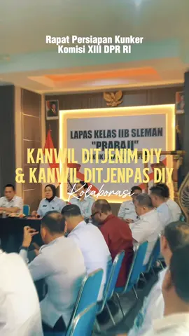 Kanwil Ditjenim DIY dan Kanwil Ditjenpas DIY Matangkan Persiapan Kunjungan Komisi XIII DPR RI di Lapas Sleman Sleman, 16 Juli 2025 – Dalam rangka memastikan kelancaran pelaksanaan kegiatan strategis nasional, Kantor Wilayah Direktorat Jenderal Imigrasi DIY melaksanakan rapat koordinasi bersama Kantor Wilayah Direktorat Jenderal Pemasyarakatan DIY bertempat di Lapas Kelas IIB Sleman. Rapat ini digelar sebagai bagian dari persiapan menyambut Kunjungan Kerja Komisi XIII DPR RI yang dijadwalkan berlangsung pada Jumat, 18 Juli 2025. Kegiatan ini dihadiri olehh Kepala Kanwil Ditjenim DIY, Junita SItorus, didampingi Kepala Bagian Tata Usaha dan Umum, Dewanto Wisnu Raharjo, serta Kepala Bidang Penegakan Hukum dan Kepatuhan Internal, K.A. Halim. Koordinasi tersebut dilakukan bersama Kepala Kanwil Ditjenpas, Lili, bersama jajaran struktural yang turut aktif dalam diskusi teknis dan simulasi agenda kegiatan. Junita Sitorus, dalam arahannya, menekankan pentingnya sinergi antarlembaga dalam menyampaikan aspirasi kelembagaan secara tepat dan komprehensif. “Kunjungan Komisi XIII DPR RI ini bukan sekadar seremonial, melainkan momen strategis untuk menyampaikan realita kerja lapangan dan tantangan kelembagaan. Kami ingin memastikan setiap informasi yang disampaikan betul-betul merepresentasikan kondisi riil, serta menjadi bahan kebijakan yang solutif dan berkelanjutan,” ujar Junita dengan penuh keyakinan. Sementara itu, Kepala Kanwil Ditjenpas DIY, Lili, menyampaikan bahwa koordinasi lintas unit seperti ini menjadi pilar penguatan tata kelola pemerintahan yang partisipatif dan transparan. “Kita perlu menyatukan visi dan narasi kelembagaan, agar yang diserap oleh Komisi XIII nantinya benar-benar berdampak dalam keputusan di tingkat nasional. Sinergi antara pemasyarakatan dan keimigrasian akan memperkaya perspektif kebijakan dan memperkuat pelayanan publik di daerah,” tutur Lili dengan penuh semangat. Rapat ini menjadi momentum penting untuk merumuskan langkah-langkah teknis seperti alur kunjungan, materi paparan, display layanan kelembagaan, serta penguatan komunikasi antarlembaga, agar aspirasi dari masing-masing Kanwil dapat tersampaikan secara optimal kepada wakil rakyat. Kegiatan berlangsung dalam suasana komunikasi yang solid dan konstruktif, mencerminkan komitmen dua instansi dalam mendukung reformasi birokrasi dan peningkatan mutu pelayanan publik di Daerah Istimewa Yogyakarta.