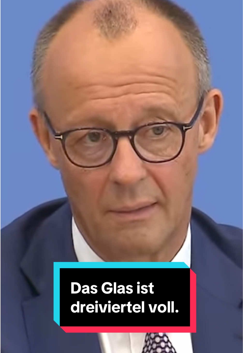 Ist euer Glas halb leer oder halb voll? Bei unserem Bundeskanzler Friedrich Merz ist das Glas „dreiviertel voll“. Was er damit meint, erklärt er auf der Sommerpressekonferenz.  