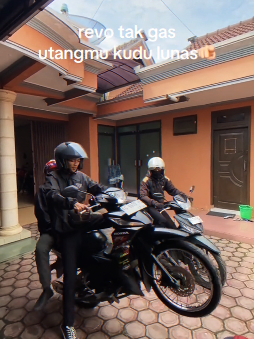#CapCut cinematic bareng nasabah kesayangan dulu 🤣 #modifikasirevo #revofi #revokoperasi #revofi #revokoperasi #revomodif #wave110 #modifikasimotor #revoabs #revoabsolute #revomodifikasi #revoplecit #modifikasi #revoracing 