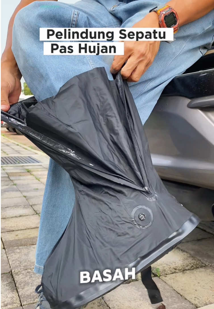 Biar sepatu ga basah sewaktu hujan, pakai pelindung sepatu pas hujan tapi bukan juga untuk direndam.  #pelindungsepatuantiair #pelindungsepatu #pelindungsepatudisaathujan 
