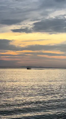 Di balik senja yang indah, tersembunyi luka yang tak terungkap. #fypシ #senja #pantai #healing #fypage 