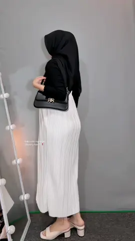 Sendal simple tapi style ,cocok dipakai segala acara.#sendalwanita #sendalwanita #ootdsimple 