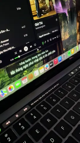 Touchbar của Macbook Pro đâu chỉ để tăng giảm âm lượng hay ánh sáng. Mà còn có thể chạy cả lời bài hát như thế này nữa đó... ❤️ #giothi #buitruonglinh #macbookpro #lyrics #trending 
