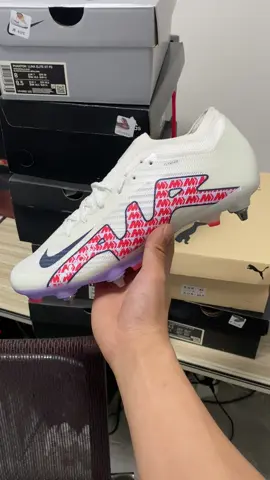 I'm a manufacturer from a Chinese football shoes factory. I wholesale to all over the world. #football #hottopics #positive 