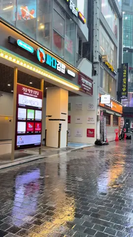 The monsoon finally arrived… 🌧️ Spent my last few days in South Korea walking through the downpour, soaking it all in — literally and emotionally.  Kinda poetic how it waited till the end to show up. #SouthKoreaMonsoon #LastDaysInSK #RainyMood #KoreaVibes #StudyAbroadFeels #MonsoonSeason #AestheticRain