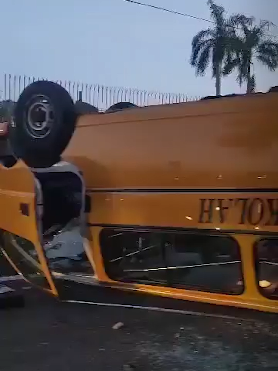 16 murid dan pelajar sekolah cedera selepas van sekolah yang dinaiki terbalik dalam kemalangan di Johor Bahru.