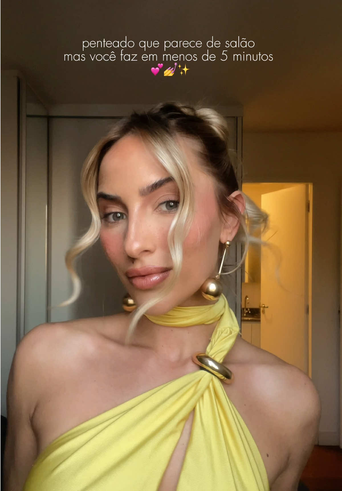 Coque despojado, vai testar? 💛  #penteados #penteado #penteadosfaceis #coque #garotas 