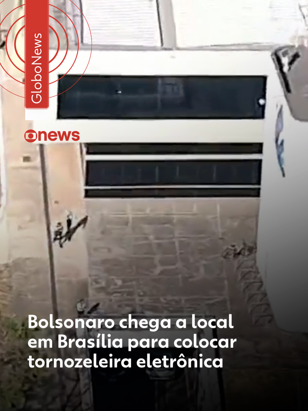 Operação contra Bolsonaro - A Polícia Federal cumpre mandados contra o ex-presidente Jair Bolsonaro (PL) na manhã desta sexta-feira. Advogados de defesa do ex-presidente confirmaram a operação. Ele é alvo de medidas restritivas determinadas pelo Supremo Tribunal Federal. As buscas ocorrem no âmbito de uma investigação aberta no STF na última sexta-feira, dois dias depois do anúncio do tarifaço dos EUA. Segundo apuração da TV Globo, o processo apura crimes de coação no curso do processo, obstrução e ataque a soberania. Os mandados estão sendo cumpridos na casa do ex-presidente, em Brasília, e em endereços ligados ao Partido Liberal (PL), legenda de Bolsonaro. Entre as restrições, Bolsonaro passará a usar tornozeleira eletrônica e não poderá acessar redes sociais. Ele também terá de permanecer em casa entre 19h e 7h da manhã, e foi proibido de se comunicar com embaixadores e diplomatas estrangeiros (não podendo se aproximar de embaixadas), nem com outros réus e investigados pelo Supremo. Veja mais clicando em 'leia o artigo' #g1 #g1política #bolsonaro #stf #tiktoknotícias