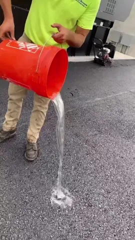 la route qui absorbe l'eau 