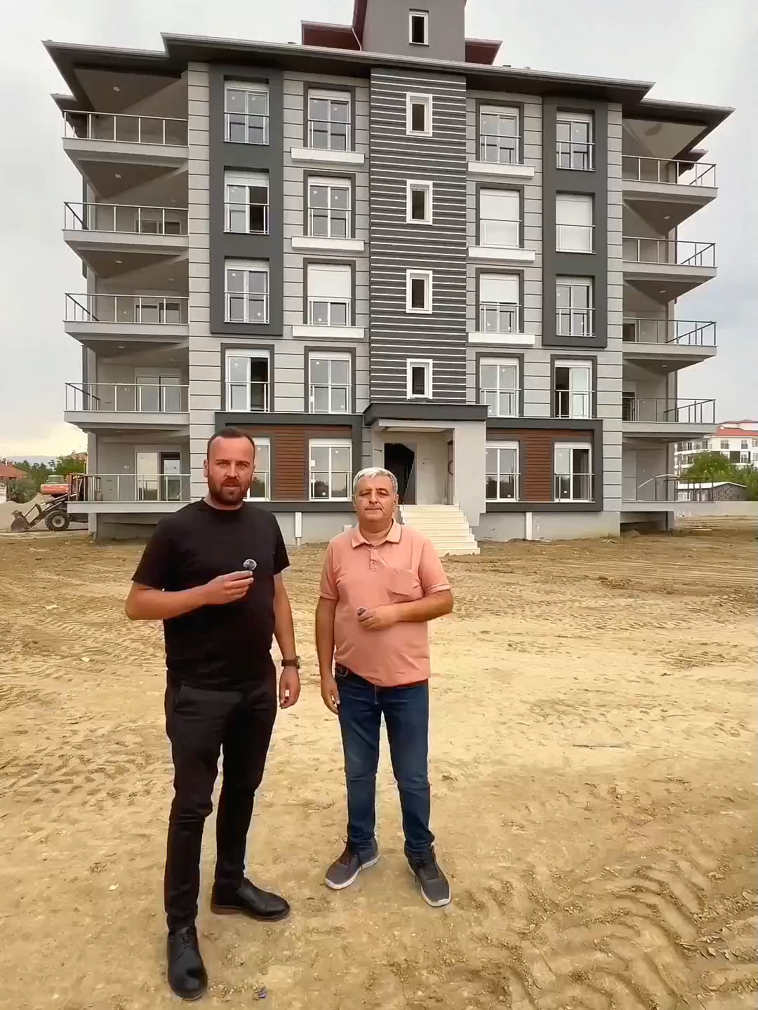 🏗️ Korkuteli Uzunoluk’ta 28 Dairelik Yepyeni Bir Proje. Bugün Eray İnşaat’ın sahibi Halil Eray ile Uzunoluk Mahallesi’nde yükselen 28 dairelik projenin başındaydım. Sorularımı içtenlikle yanıtladı, projeye dair en çok merak edilenleri konuştuk: Neden Uzunoluk? Ne zaman teslim? Alıcılar için avantajlar neler? Bu projede sadece konut değil, yepyeni bir yaşam tarzı sunuluyor. Takipte kalın, detaylar çok yakında.🏡 #korkuteli̇ #uzunoluk #antalya #blcgayri̇menkul  #emlak #yeniproje #konut #müteahit #gayrimenkul  #proje #röportaj #yatırım