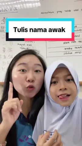 Replying to @Tp Taman Keladi KM xiě nǐ de míng zì. xiě - tulis  nǐ de - awak punya  míng zì - nama  Semoga Bermanfaat 😉  #cgpang #jombelajarbahasacina 