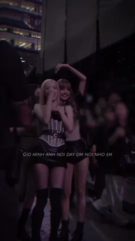 cận cảnh hậu trường của đôi bạn thân và chiếc 💡 CHANEL 😆  #roses_are_rosie #lalalalisa_m #rosé #lisa #lichaeng #chaelisa #viral #viraltiktok #rose #lalisa #fyp #xh #otp 