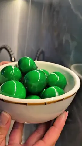 🍇✨ Uva do Amor: Uma explosão de sabor em cada mordida! Delicadamente envolvida por uma camada crocante de caramelo brilhante, essa receita transforma simples uvas em verdadeiras joias do paladar. Perfeita para festas, lembrancinhas ou para surpreender quem você ama com um doce irresistível, fácil de fazer e com aquele toque especial que encanta os olhos e o coração. 💡 Dica: use uvas bem firmes e seque bem antes de caramelizar para garantir brilho e crocância perfeitos. #uvadoamor #rendaextra #video #videoviral #foryou #uva #receita #tiktok 