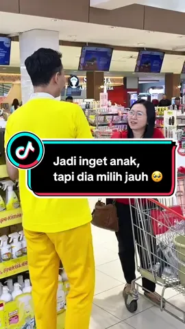 Replying to @nuna 𐙚˙⋆.˚ ᡣ𐭩 Ada kok Kak 🫣  Nih ya… Mas Polki lagi sibuk jadi pendengar setia ibu-ibu. Karena Mas Polki bukan cuma bagi-bagi produk, tapi juga Mas Polki siap sedia buat dengerin curcol 🥰🫣 #bersihnyapolki #challengepolki #polkigratis #hokkysupermarket #polkiindonesia 