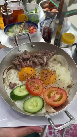 Khách khen Bò tái nhà cô Hiếu ngon xịn mịn quá ạh. 