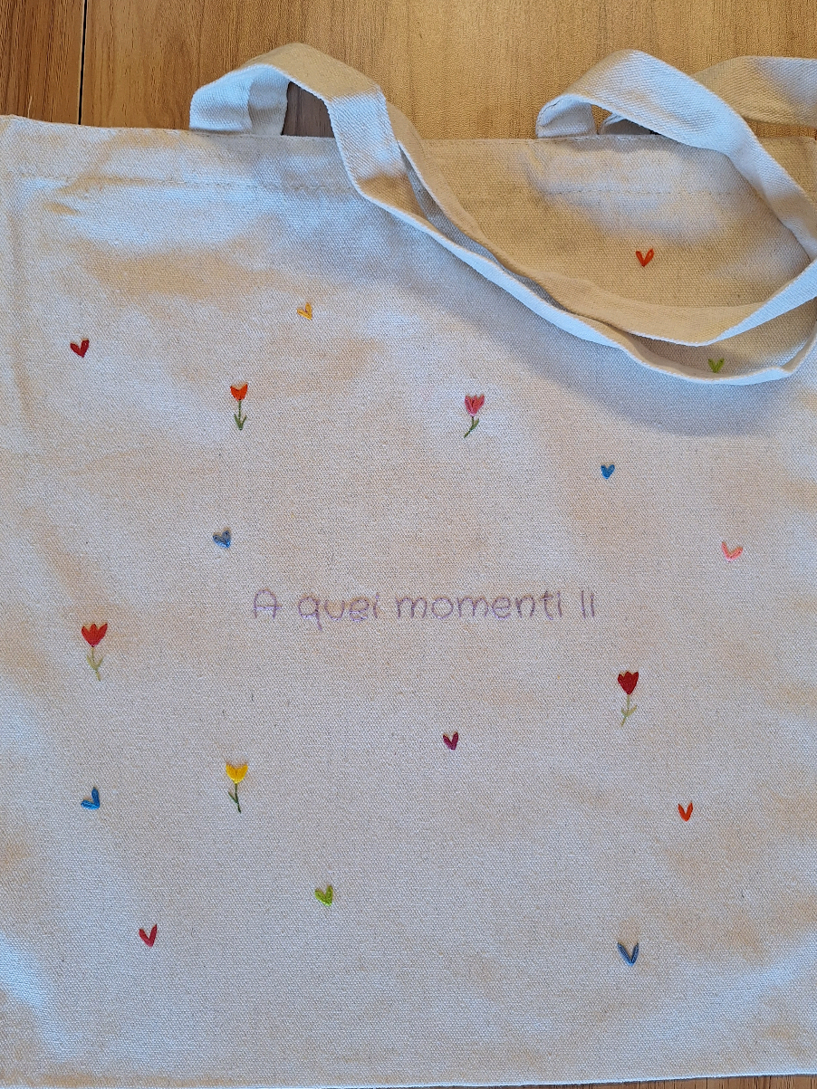 È uscita così tanto carina che vorrei tenerla per me 😍  Disponibili diversi modelli in colorazione beige/nero/bianco ✨️ Se anche tu desideri la tua bag in tela personalizzata, contattami in privato ✉️♥️ #borsapersonalizzata #ricamo #ricamopersonalizzato @Gazzelle____ #gazzelle #viral #neiperte #embroidery 
