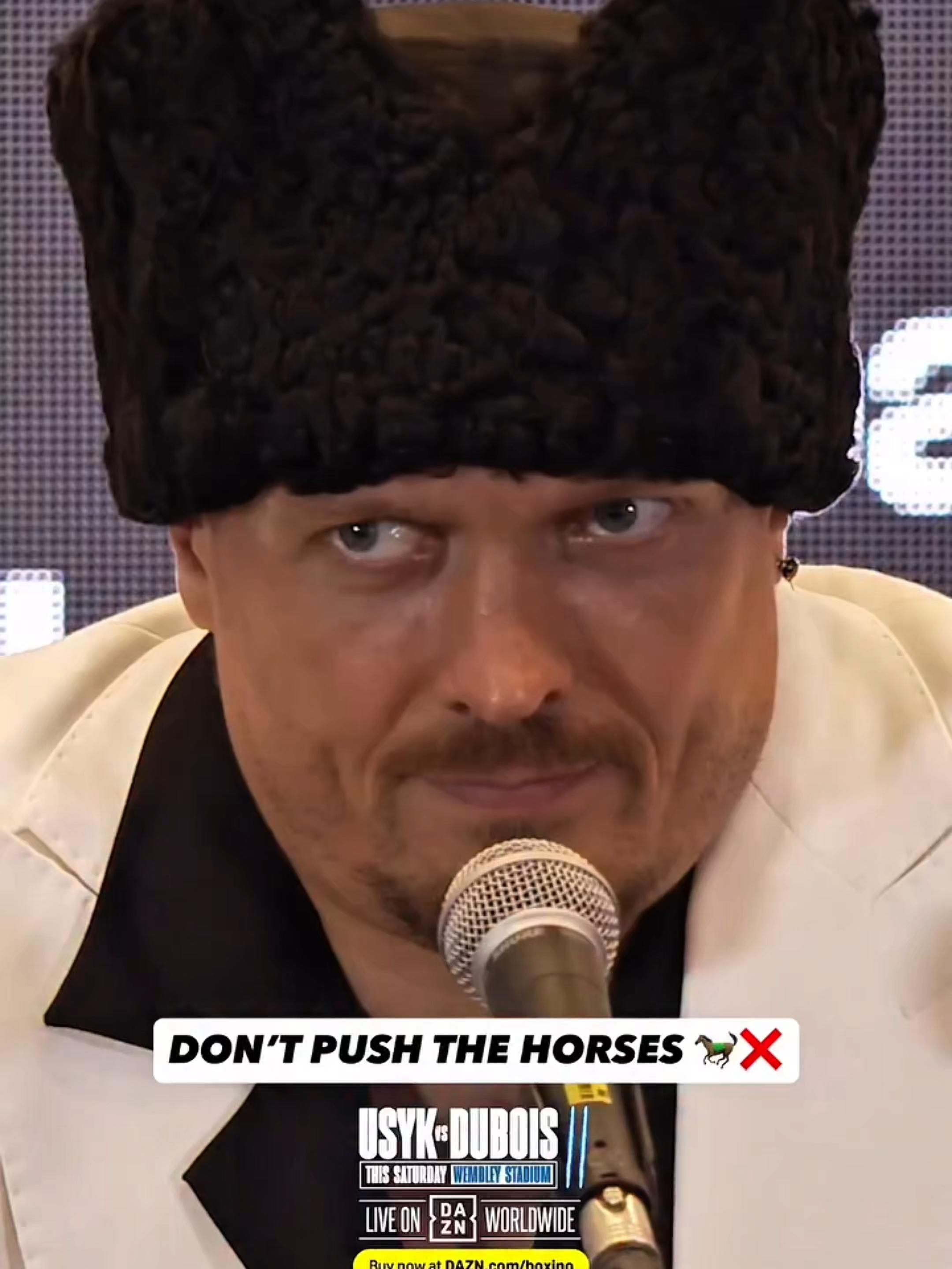 No hay que vender la piel de oso antes de cazarlo... Y USYK LO SABE BIEN 😆 Sacando a pasear su libro de refranes antes de pelearse con Dubois 💥 Disfruta del #UsykDubois2 en DAZN #TikTokDeportes #deportesentiktok #UsykDubois2 #Boxing #Boxeo #dubois