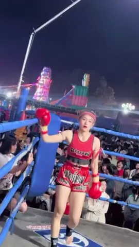 Tarian dalam Muay Thai, yang dikenal sebagai Wai Kru Ram Muay, adalah ritual tradisional yang dilakukan oleh petarung sebelum memulai pertandingan. Wai Kru Ram Muay bukan hanya sebuah tarian, tapi juga merupakan bentuk penghormatan dan persiapan spiritual sebelum bertarung. #muaythai #thailand #muaythaiindonesia #muaythaigirl 