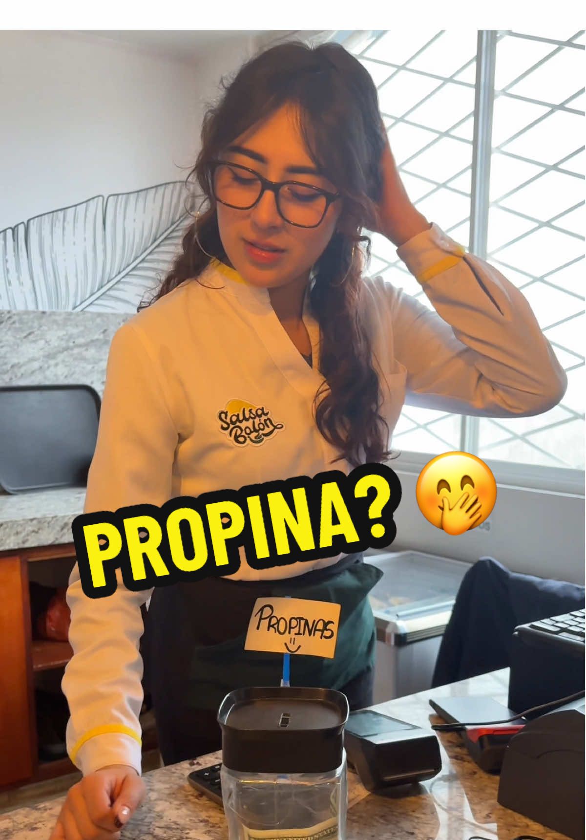 Así te recibimos las propinas en SalsaBolon 🙈 #quito_ecuador🇪🇨 #quitonorte #humortiktok #fypシ゚ 