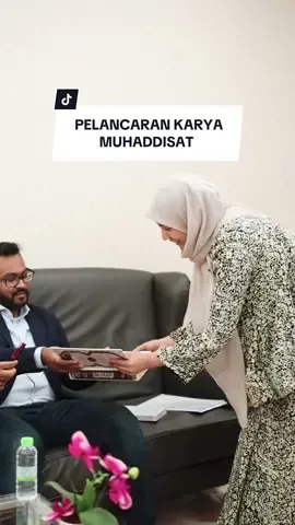 Terima kasih, Sheikh Dr Mohammad Akram Nadwi atas karya terjemahan yang mengetengahkan kisah-kisah luar biasa para ilmuwan wanita yang pernah berada di barisan hadapan dalam penyebaran ilmu hadis.  #fyp #fypage #foryou #fypシ #fypmalaysia🇲🇾 #muhaddisat