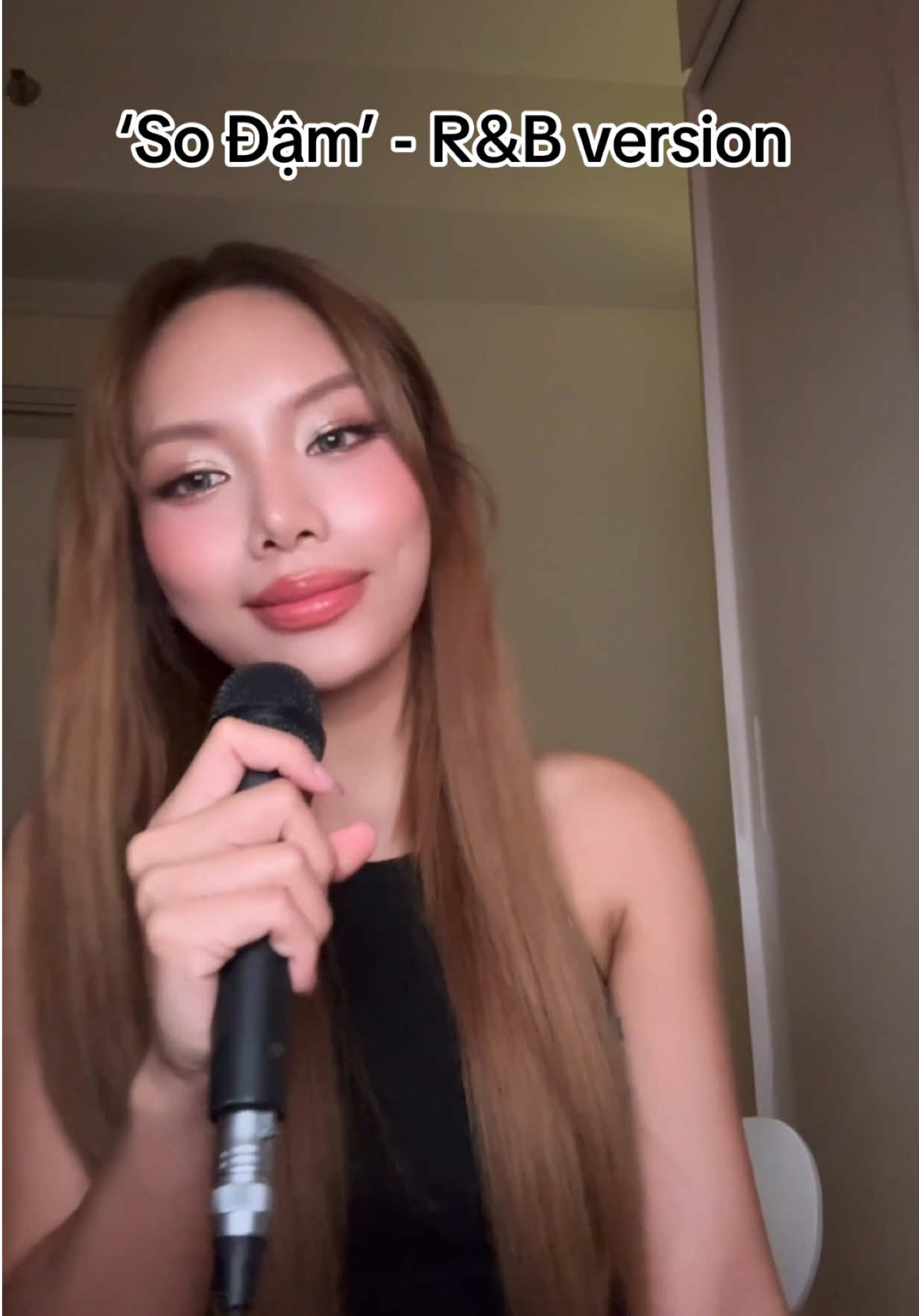 Nếu mng chưa biết thì demo đầu tiên của So Đậm là R&B!! Nay làm tí cho mng biết mùi, verse 1 này cũng là verse đầu tiên pé viết và sau đó lại đổi hê hê🫶 shoutout tới producer số 1 @TINLE #SoDam #EmXinhSayHi #VuThaoMy 