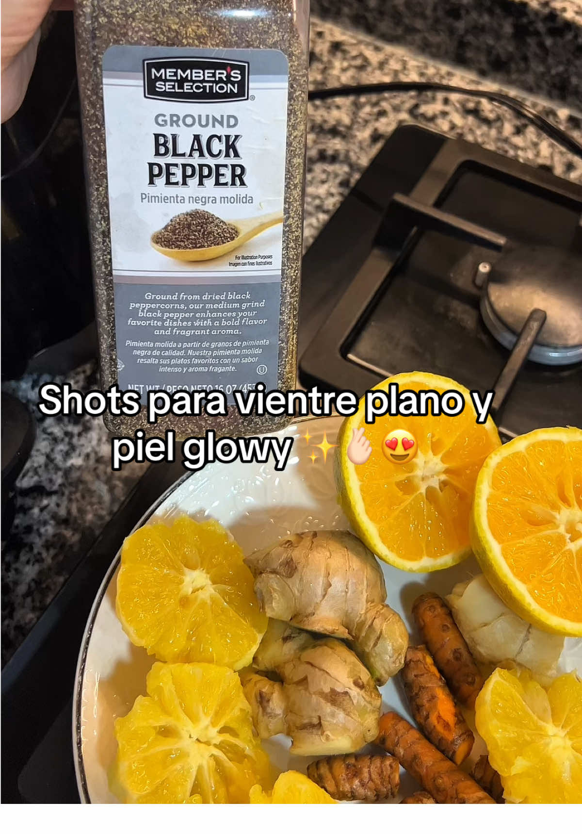 Necesitas: •piezas de jengibre •piezas de cúrcuma •Naranjas peladas y otras exprimidas,  •pimienta molida de 10 a 12 toques  Licua todo si te queda muy espeso le exprimes más naranjas   luego cuela todo. bebe un shot en las mañanas en ayunas 🫰🏻✨