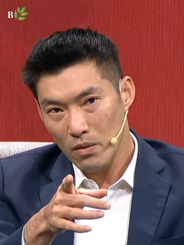 18 กรกฎาคม 2568 ’ธนาธร‘ ธนาธร' ชี้ 4 คดีการเมืองกระทบถึงกันหมด ยันไม่เคยใช้ ม.112 เป็นเงื่อนไขตั้งรัฐบาล แจง ตอนทำพรรคอนาคตใหม่ ไม่มีนโยบายปฏิรูปสถาบันฯ . ที่โรงแรม อีสติน แกรนด์ พญาไท ในรายการ Exclusive Talk “55 ปี Nation ผ่าทางตันประเทศไทย” นายธนาธร จึงรุ่งเรืองกิจ ประธานคณะก้าวหน้า ได้แสดงทรรศนะต่อสถานการณ์การเมืองปัจจุบัน โดยชี้ว่ามี 4 คดีสำคัญที่ทุกฝ่ายกำลังจับตามอง และไม่ว่าผลของคดีใดจะออกมาเป็นอย่างไร จะส่งผลกระทบเชื่อมโยงถึงกันทั้งหมด โดย 4 คดีดังกล่าว ได้แก่ คดีของอดีต 44 สส.พรรคก้าวไกลที่เสนอร่างแก้ไขประมวลกฎหมายอาญา มาตรา 112, คดีการผ่านงบประมาณที่อาจขัดต่อรัฐธรรมนูญ มาตรา 144, คดีกระบวนการเลือกสมาชิกวุฒิสภา (สว.) และคดีของ น.ส.แพทองธาร ชินวัตร นายกรัฐมนตรี โดยย้ำว่าแม้จะไม่มีข้อมูลเชิงลึก แต่เชื่อมั่นว่าพรรคประชาชนได้เตรียมความพร้อมรับมือกับทุกสถานการณ์ ไม่ว่าจะเป็นการยุบสภา การเลือกตั้งก่อนกำหนด หรือกรณีที่ สส. ทั้ง 44 คนจะถูกตัดสิทธิ์ทางการเมือง . ทั้งนี้ ส่วนตัวไม่มีข้อมูลเบื้องลึกเลย ดังนั้นจึงไม่สามารถตอบได้ว่าคดีไหนใครจะโดนบ้าง และคดีไหนใครจะมาก่อนหลัง แต่จะส่งผลถึงกันและกันทั้งนั้น ดังนั้นจึงมีเพียงการเตรียมความพร้อม ซึ่งเชื่อว่าพรรคประชาชนได้เตรียมความพร้อมรับมือกับทุกสถานการณ์ ทั้งการยุบสภาฯ การเลือกตั้งเร็ว และ 44 สส. อาจจะถูกตัดสิทธิ์บางส่วนหรือทั้งหมด ซึ่งพรรคประชาชนก็พร้อมทุกสถานการณ์ . เมื่อพิธีกรถามว่า พร้อมหรือไม่ที่จะปรับนโยบายในเชิงถอนรากถอนโคนแล้วประนีประนอมลง หรือการลดเพดานนโยบายลงมา เพื่อนำพาประเทศเปลี่ยนแปลง นายธนาธร ระบุว่า ถ้าตัดอคติ และสิ่งที่ไม่เป็นจริงออก วันที่สร้างพรรคอนาคตใหม่ เราพูดถึงการปฏิรูปกองทัพ และรัฐธรรมนูญ และนายปิยบุตร แสงกนกกุล เลขาธิการคณะก้าวหน้า พูดในที่สาธารณะ ว่าไม่แก้ 112 และในวันนั้นไม่มีการพูดเรื่องการปฏิรูปสถาบันฯ เพราะทุกฝ่ายโจมตี จนสังคมเชื่อไปแบบนั้นแล้ว หากใครจำไม่ได้ ตนเองท้าให้ไปเปิดดูข้อมูลได้ และในสมัยอนาคตใหม่ไม่มีนโยบายที่เกี่ยวข้องกับสถาบันฯ ด้วย . ส่วนการเรียกร้องการปฏิรูปสถาบันฯ เกิดขึ้นหลังการยุบพรรคอนาคตใหม่ ซึ่งคงต้องไปถามคนที่ทำม็อบว่ายึดโยงกันมาได้อย่างไร นายธนาธร ตอบว่า “ผมคิดว่าไม่มีใครหรอกที่คิดจะล้มสถาบันฯ ทุกคนล้วนต่างปรารถนาดีกับประเทศด้วยกัน และพวกเราพูดเสมอว่าวิธีการที่จะธำรงสถาบันให้อยู่คู่กับสังคมไทยตลอดไป คือการค่อย ๆ ปรับเปลี่ยนสถาบันให้อยู่กับยุคสมัย ให้อยู่กับรัฐธรรมนูญและประชาธิปไตย ดังนั้นถ้าใครมองว่าข้อเสนอนี้ radical แล้วข้อเสนอปฏิรูปที่ไม่ radical หน้าตาเป็นยังไง พวกเราตั้งพรรคการเมือง ทำงานการเมืองในสภา ปืนสักกระบอกยังไม่มี แล้วจะเอาอะไรไปทำ” . นายธนาธร กล่าวอีกว่า หากมองอย่างไม่อคตินั้น ตอนทำ MOU ที่พรรคก้าวไกล ทำกับพรรคเพื่อไทย ยังไม่มีเรื่องนี้เลย ดังนั้นเขาเพียงแค่หาเหตุไม่จับมือเป็นพรรคร่วมรัฐบาล “ดังนั้นถามว่า 112 อยู่ในเงื่อนไขหรือไม่ ถ้าตัดอคติ และเอาเรื่องที่ไม่ใช่ข้อเท็จจริงออก ไม่มีครับที่บอกว่า มาร่วมรัฐบาลกันเถอะ มาแก้ 112 ด้วยกัน ใครไม่แก้ 112 ร่วมกับฉันร่วมรัฐบาลไม่ได้ ไม่เคยมีเรื่องนี้” . #ธนาธรจึงรุ่งเรืองกิจ  #คณะก้าวหน้า  #ผ่าทางตันประเทศไทย  #NationTV 