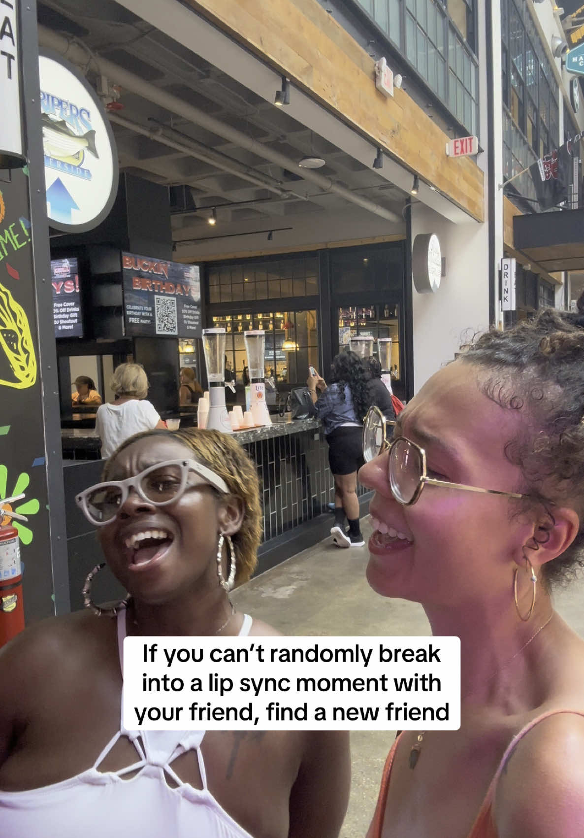 If you can’t randomly break into a lip sync moment with your friend, find a new friend 😂 @KatNia definitely passed the vibe check haha 😆 #sing #lipsync #lipsyncbattle #friendship #friends #mj #michaeljackson 