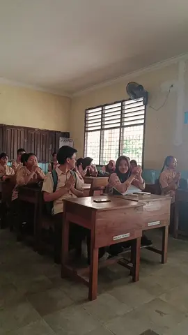 Salam toleransi dari AKL😇 karena di kelas AKL ada 3 Agama yaitu agama Islam, kristen dan Budha. setiap selesai pembelajaran untuk pimpin doa secara bergantian supaya mempererat toleransi bagi siswa. jadi bagi yang tidak tau bagaimana doa agama Islam, kristen dan Budha anak