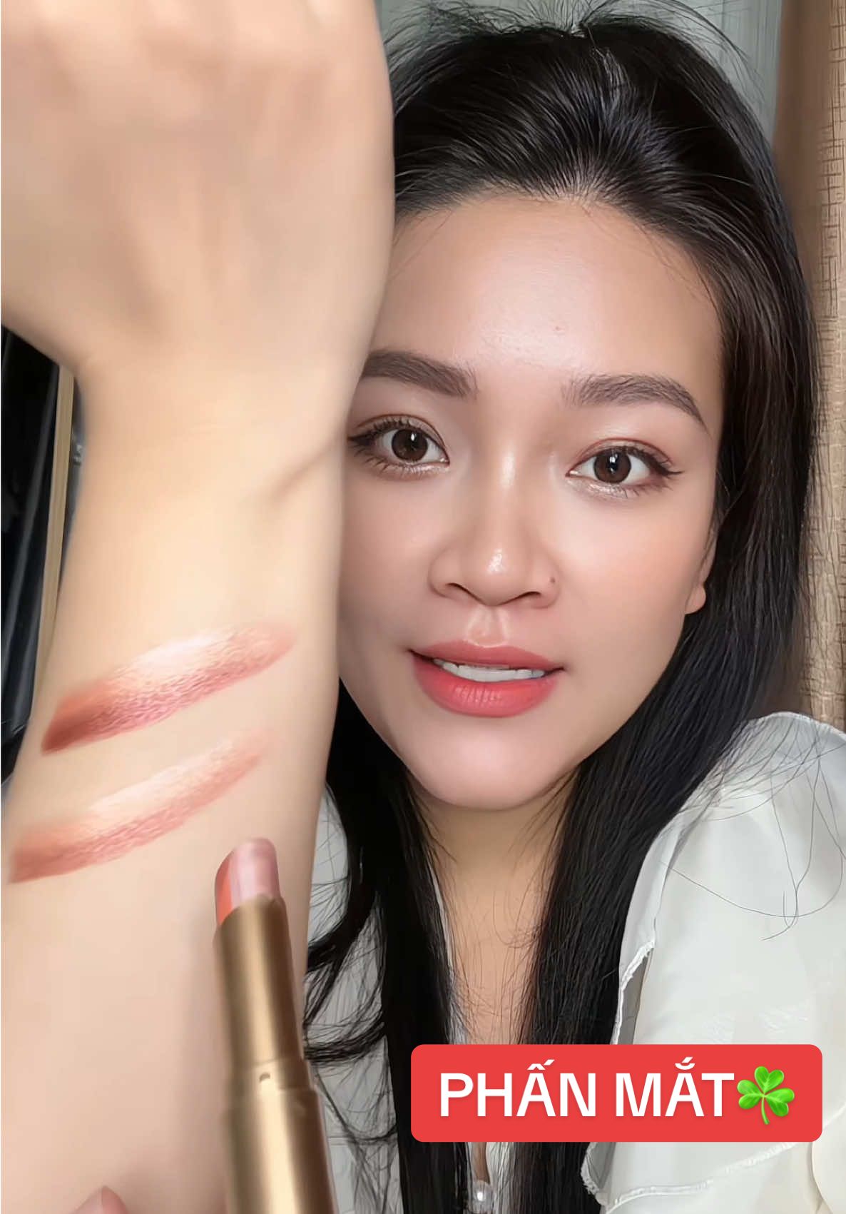 Phấn mắt dạng thỏi tiện lợi 
